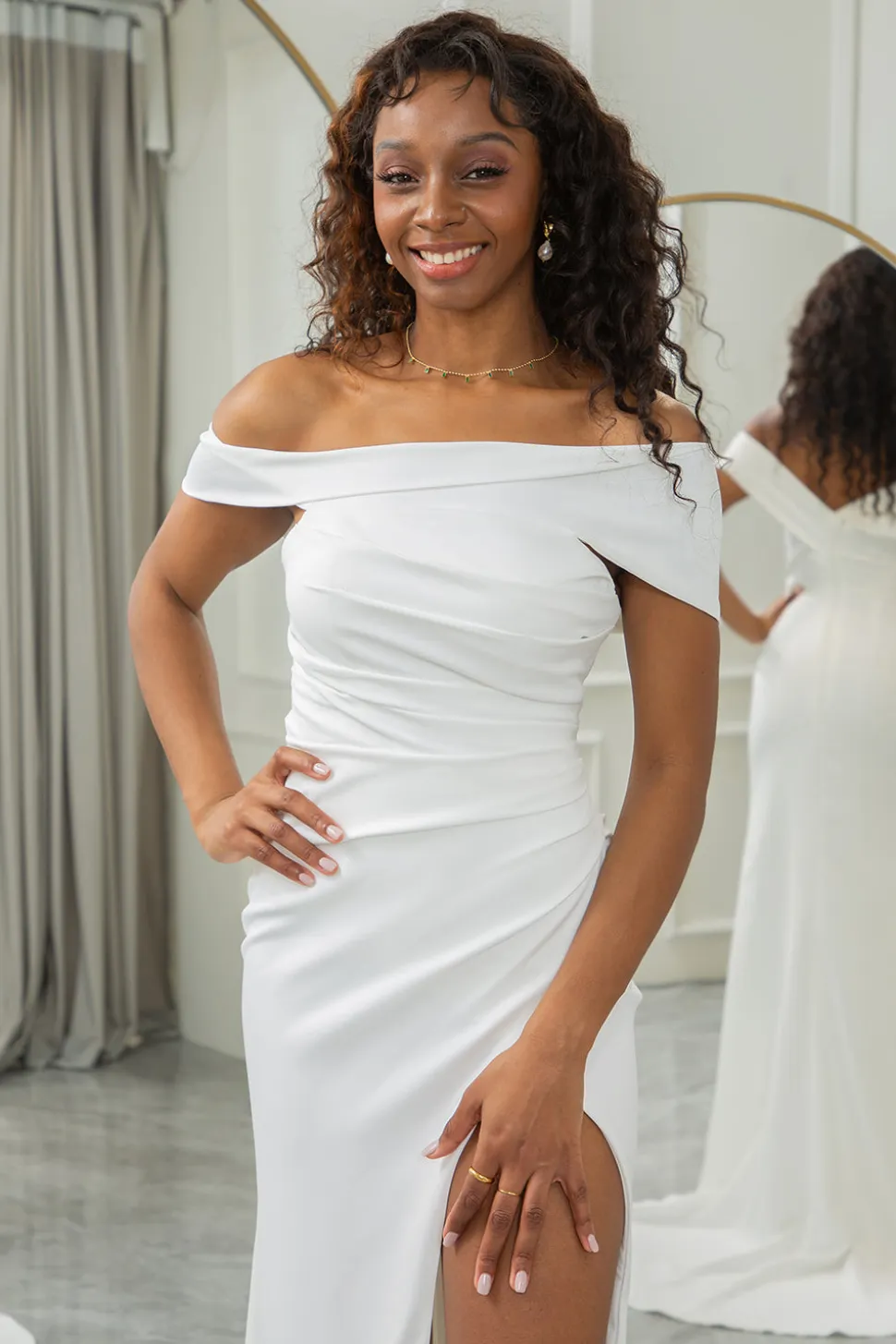 Marfim simples um ombro drapeado vestido de noiva com fenda