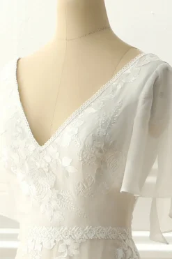 Marfim V pescoço uma linha vestido de noiva longo com apliques