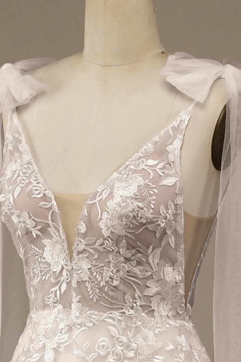 Marfim V-Neck Renda A-Line Vestido de Noiva com Bowknot