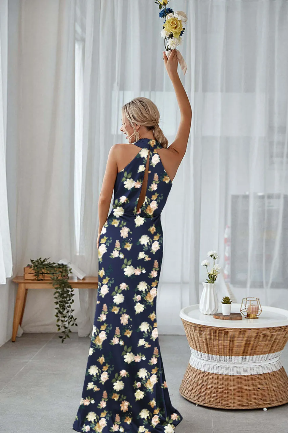 Marinha Bloom Bainha Halter Pescoço Cetim Long Vestido Madrinha