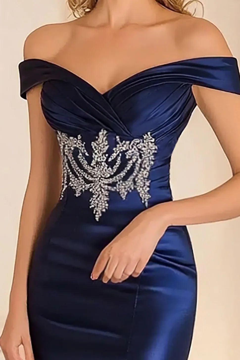 Marinha elegante fora do ombro sereia cetim longa mãe do vestido da noiva com bordado