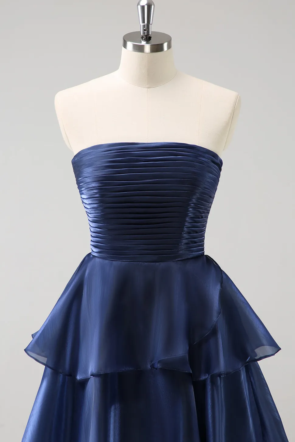 Marinha Escura Uma Linha Strapless Tiered Cetim Long Vestido de Dama de Honra