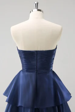 Marinha Escura Uma Linha Strapless Tiered Cetim Long Vestido de Dama de Honra