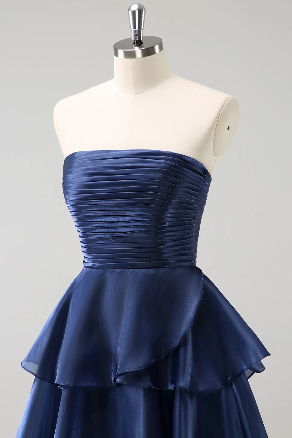 Marinha Escura Uma Linha Strapless Tiered Cetim Long Vestido de Dama de Honra