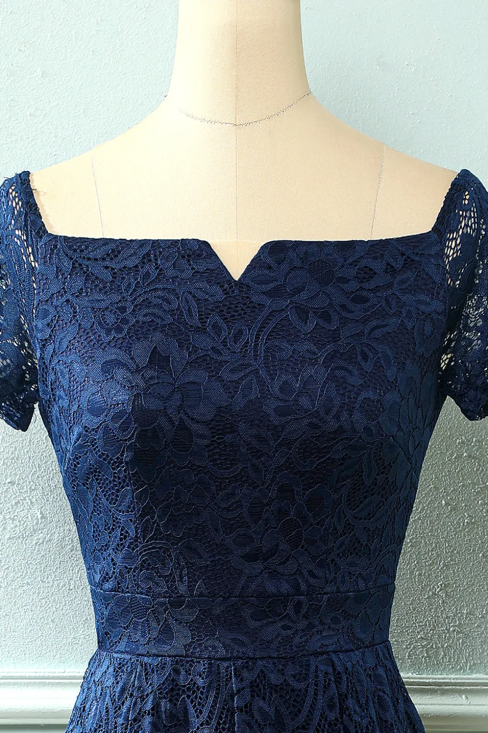 Marinha fora do vestido de renda do ombro