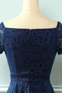 Marinha fora do vestido de renda do ombro