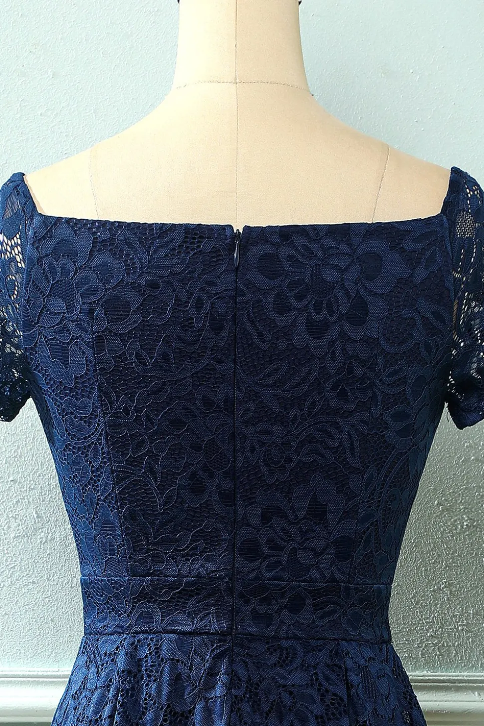Marinha fora do vestido de renda do ombro