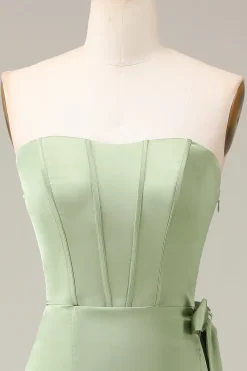 Matcha Espartilho sem alças A-line cetim vestido de dama de honra com fenda