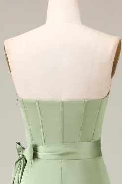 Matcha Espartilho sem alças A-line cetim vestido de dama de honra com fenda