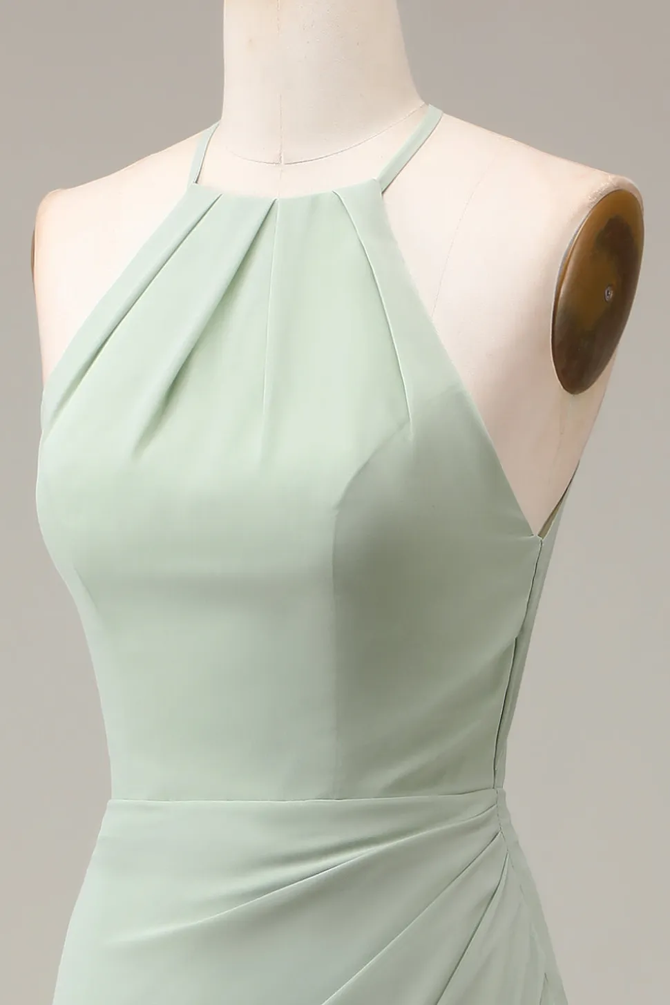 Matcha Halter pescoço bainha plissado vestido de dama de honra com fenda