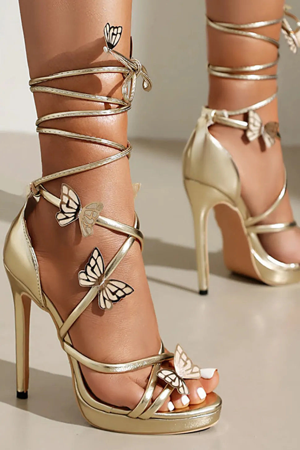 Mulheres Golden Metallic Strappy Stilletos Heels Sandálias Sapatos com Borboleta