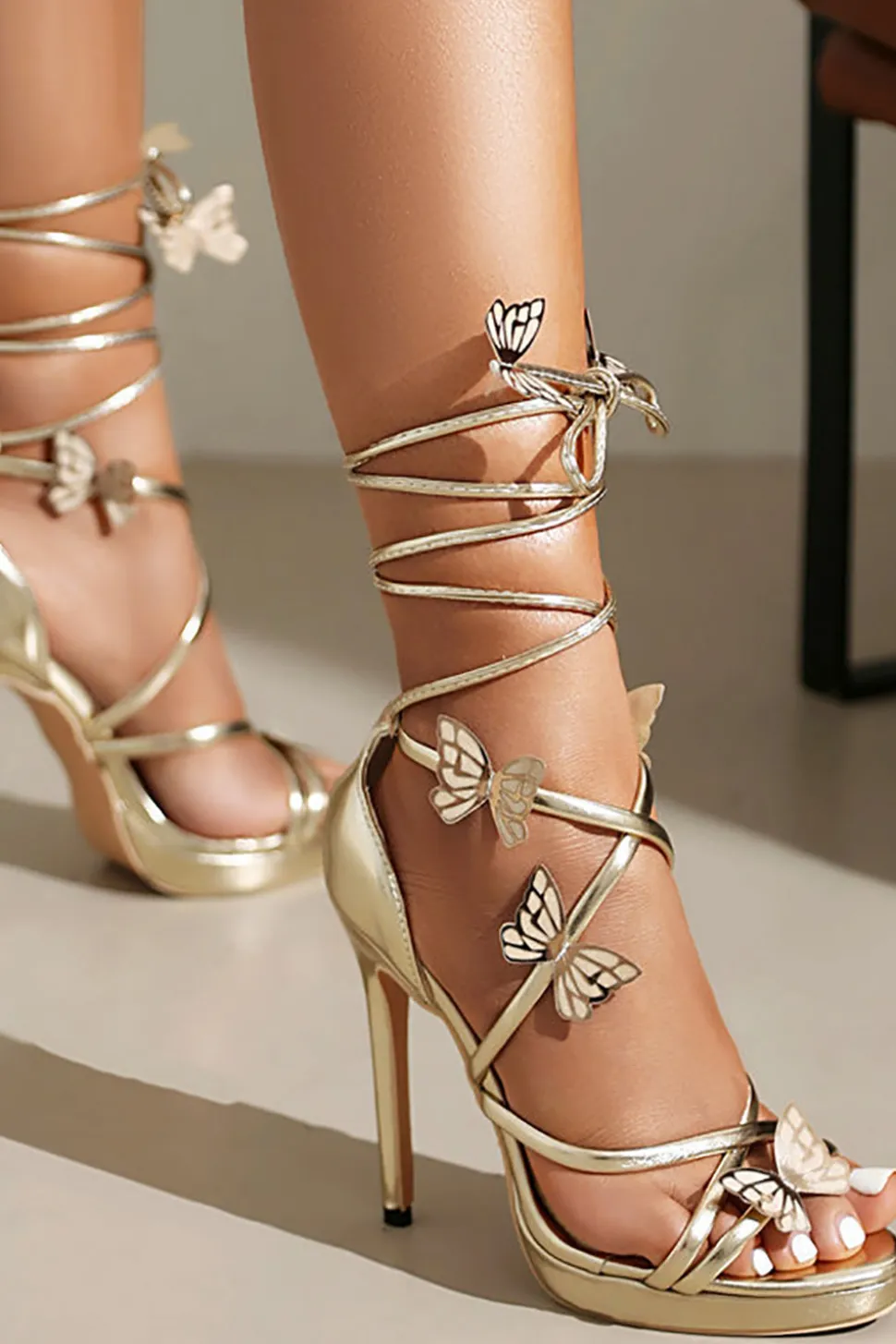 Mulheres Golden Metallic Strappy Stilletos Heels Sandálias Sapatos com Borboleta
