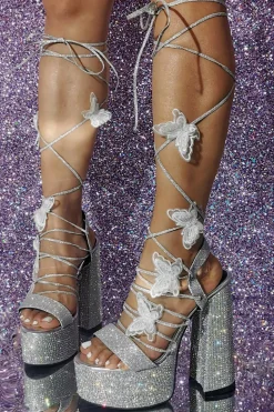 Mulheres Sparkly Silver Beaded Strappy Chunky Heel Sandália Pump com borboleta