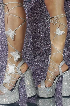 Mulheres Sparkly Silver Beaded Strappy Chunky Heel Sandália Pump com borboleta