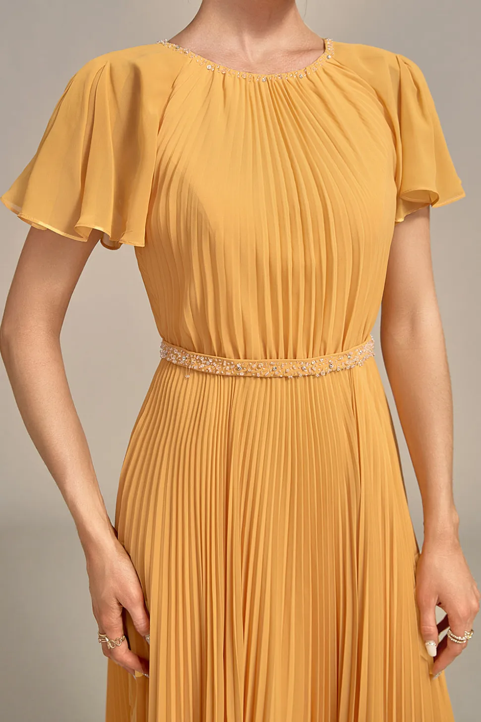 Navy A-line pescoço redondo plissado mãe de vestido de noiva com mangas curtas
