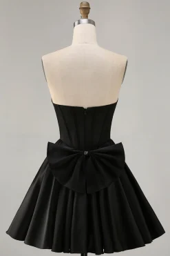 Preto A-Line Strapless frisado vestido curto Homecoming com arco