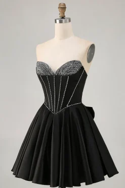 Preto A-Line Strapless frisado vestido curto Homecoming com arco