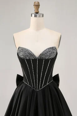 Preto A-Line Strapless frisado vestido curto Homecoming com arco