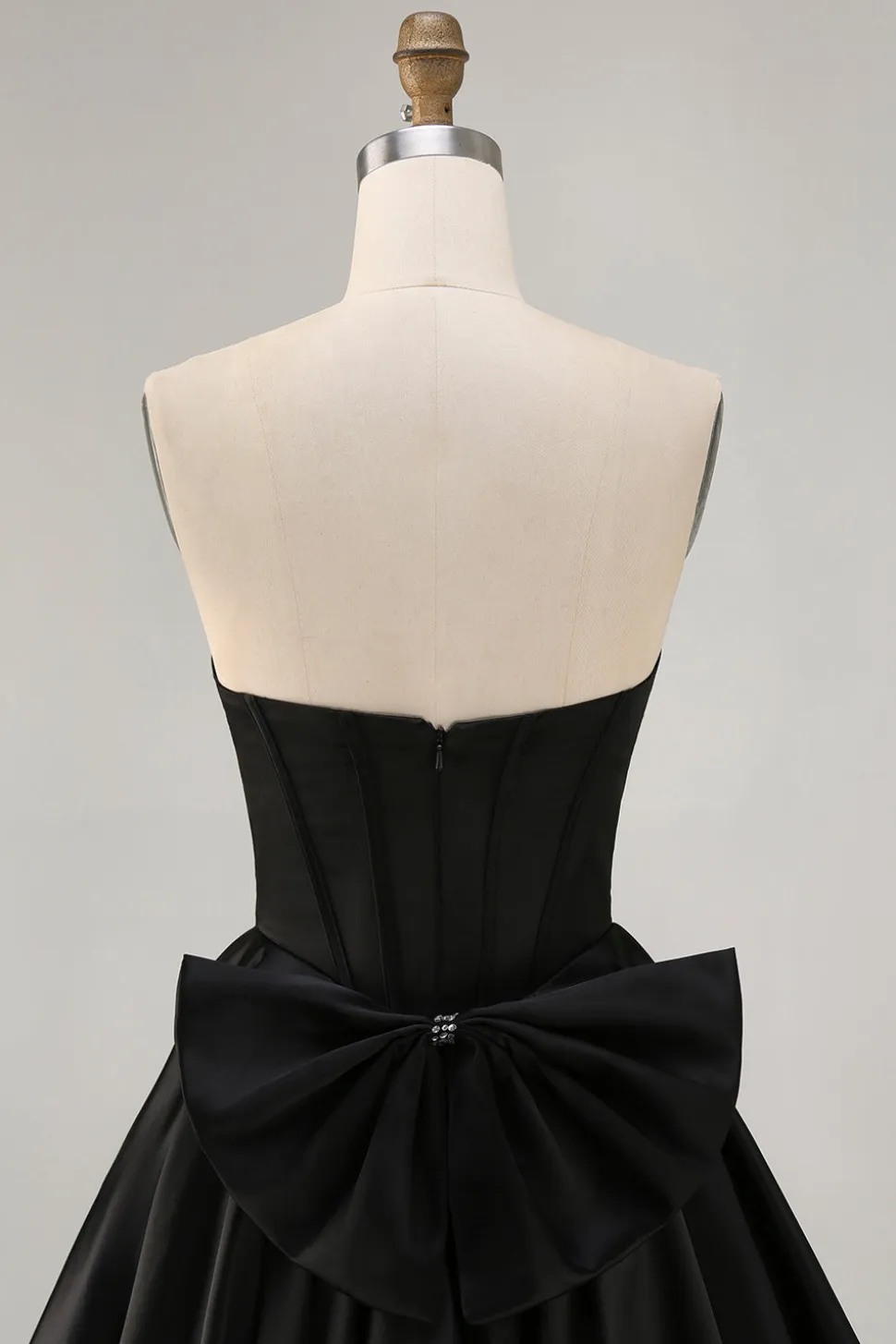 Preto A-Line Strapless frisado vestido curto Homecoming com arco