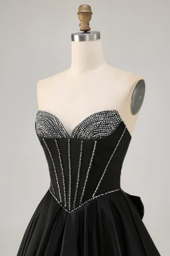 Preto A-Line Strapless frisado vestido curto Homecoming com arco