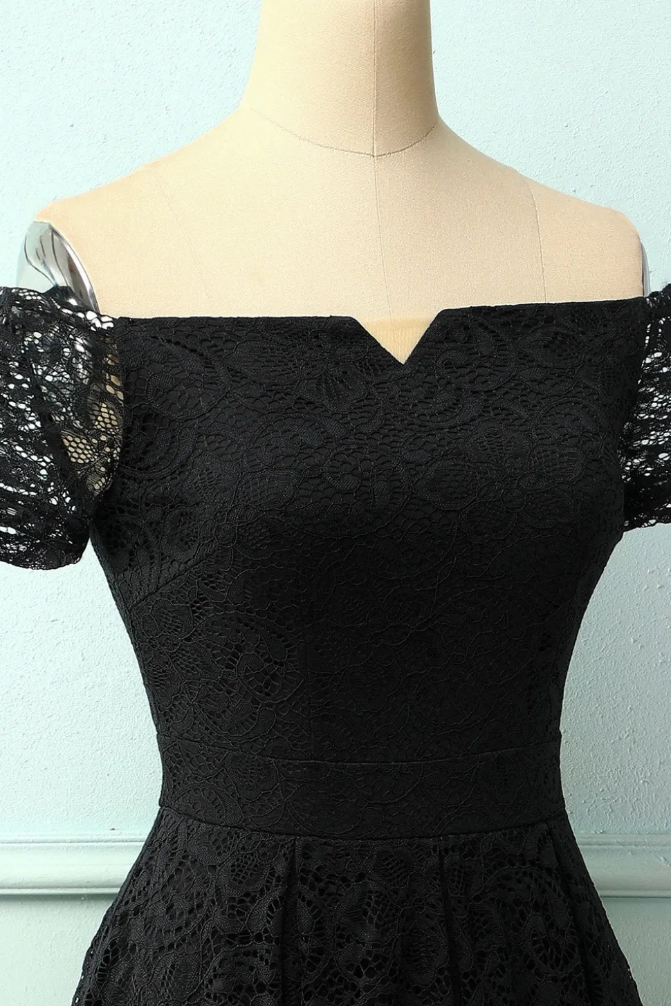 Preto fora do ombro vestido de renda