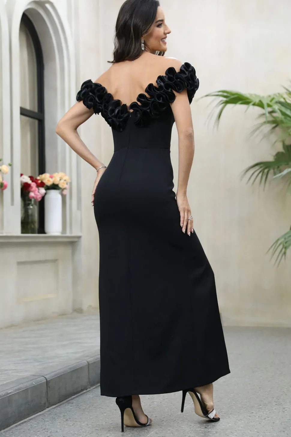 Preto fora do ombro vestido de baile com fenda