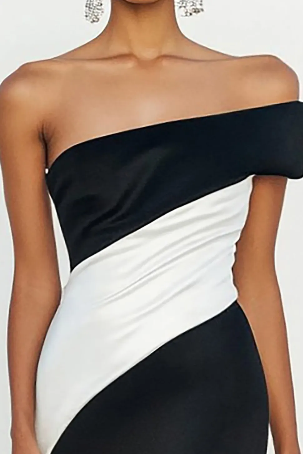 Preto Strapless Matte Satin Sereia Ruched Long Formal Dress