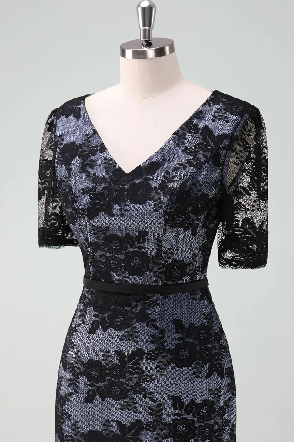 Preto V-Neck Lace Bainha Midi Mãe do Vestido da Noiva com Mangas Curtas