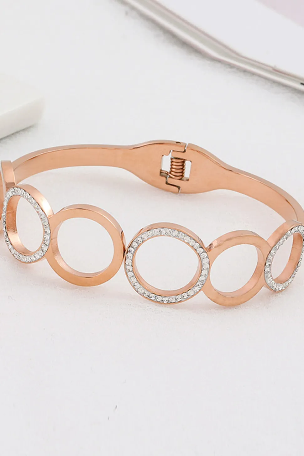 Pulseira redonda de corte de aço de titânio antigo