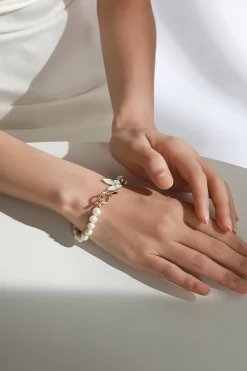 Pulseira Stretch Pérola Branca Brilhante com Borboleta