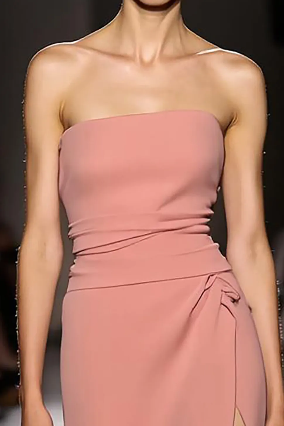 Rosa simples Ruched Strapless longo vestido de noite com fenda