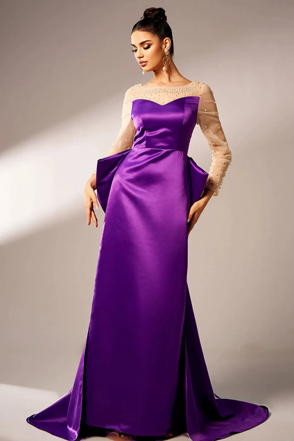 Roxo escuro Sereia Ilusão Pescoço Mangas Longas Pérolas Cetim Vestido Formal com Arco