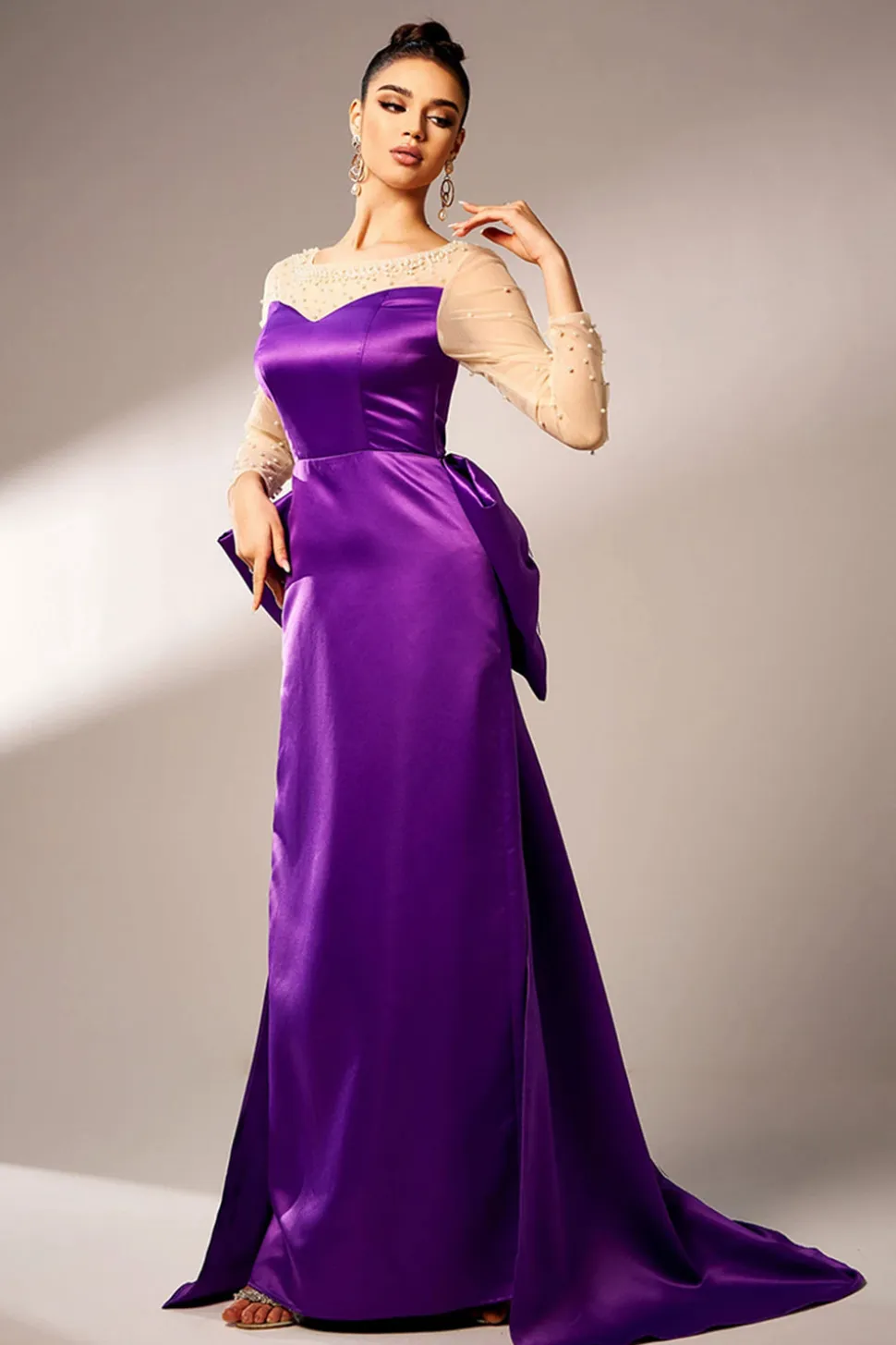 Roxo escuro Sereia Ilusão Pescoço Mangas Longas Pérolas Cetim Vestido Formal com Arco