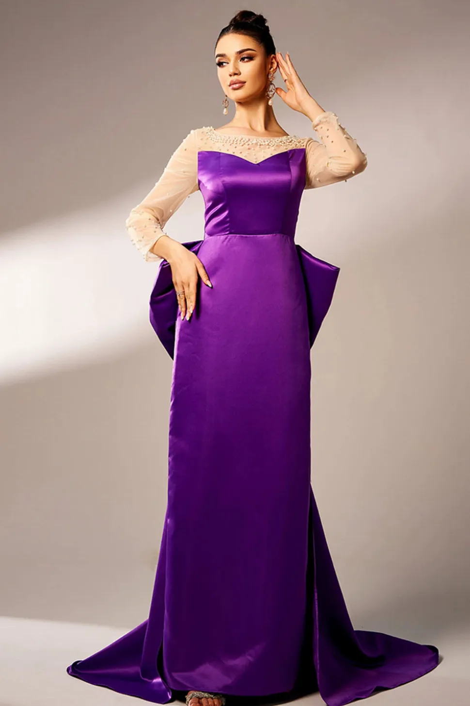 Roxo escuro Sereia Ilusão Pescoço Mangas Longas Pérolas Cetim Vestido Formal com Arco