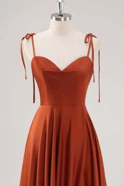 Rust plissado uma linha espaguete alças vestido de dama de honra com fenda