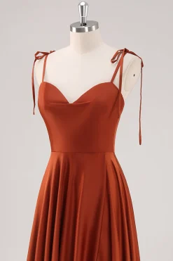 Rust plissado uma linha espaguete alças vestido de dama de honra com fenda