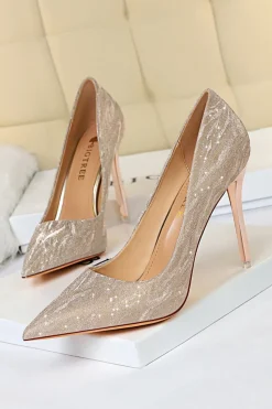 Saltos altos rasos de dedo do pé stiletto