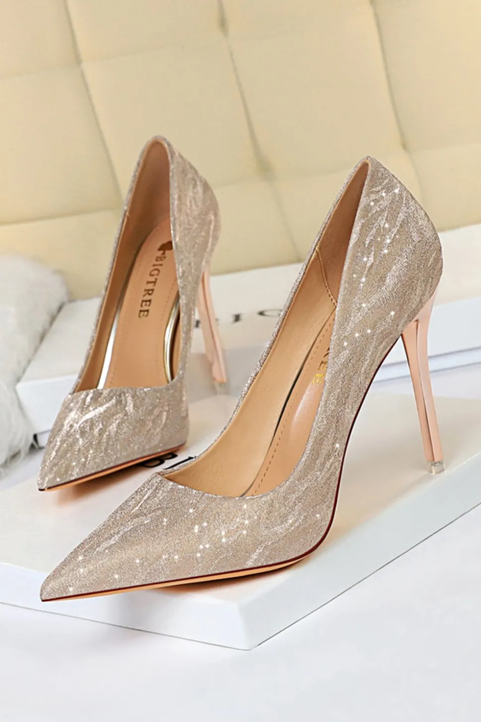 Saltos altos rasos de dedo do pé stiletto