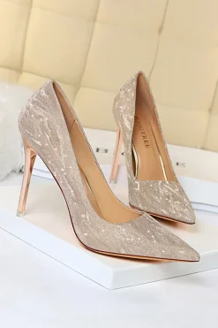 Saltos altos rasos de dedo do pé stiletto