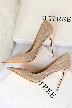 Saltos altos rasos de dedo do pé stiletto