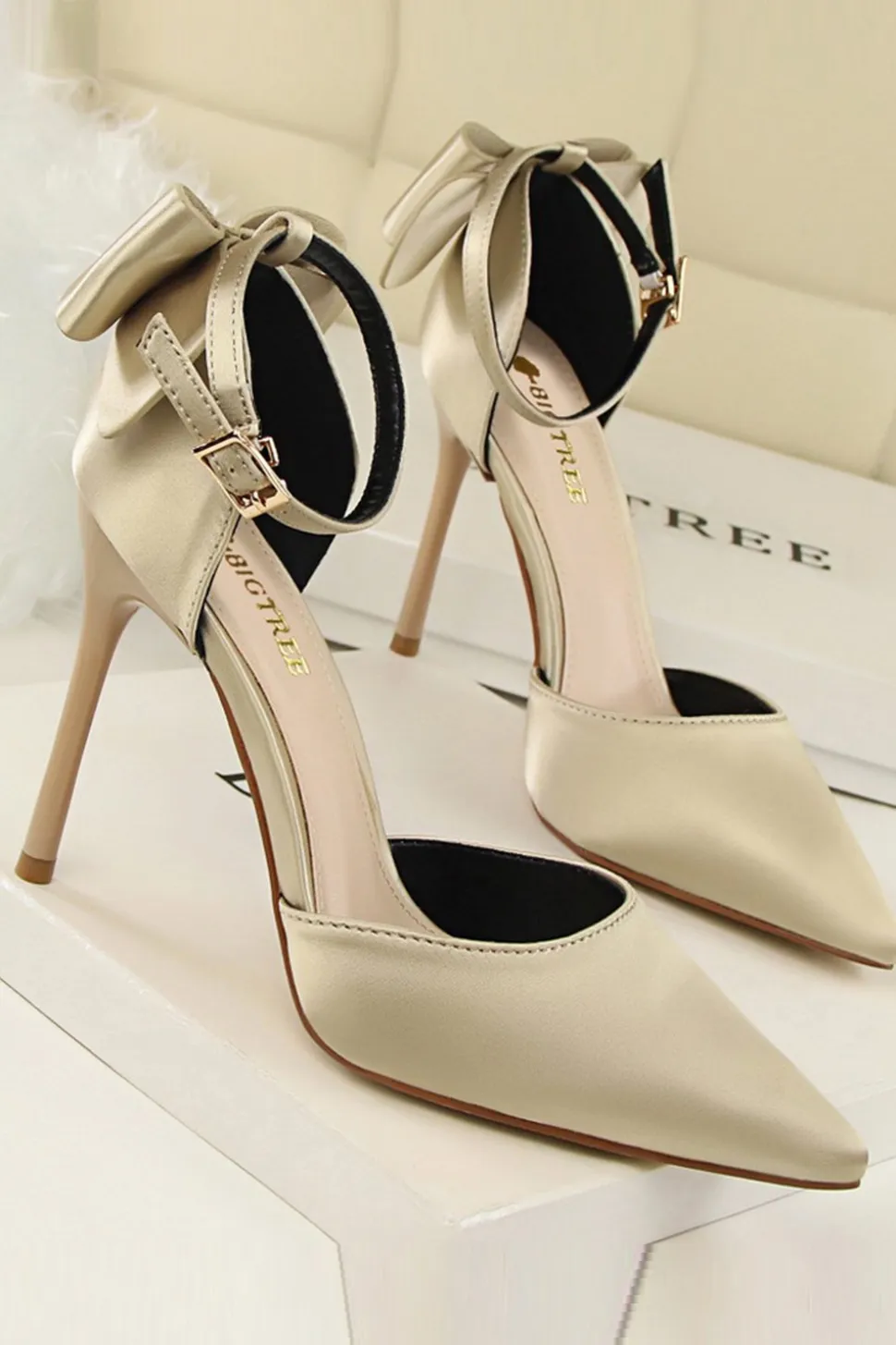 Saltos de baile de cetim da Borgonha com Bowknot