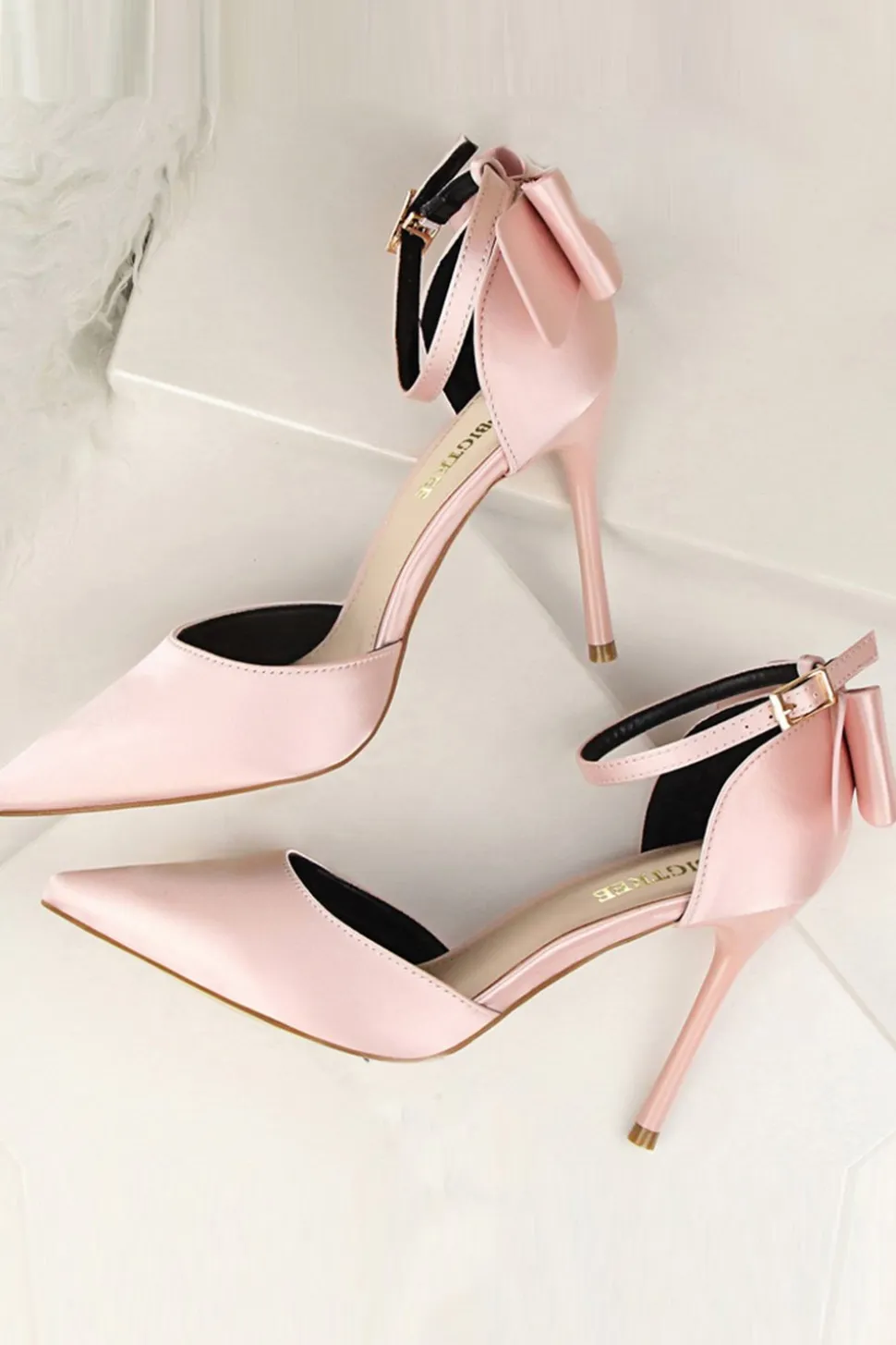 Saltos de baile de cetim da Borgonha com Bowknot