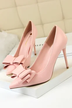 Saltos pontiagudos cor-de-rosa com arcos