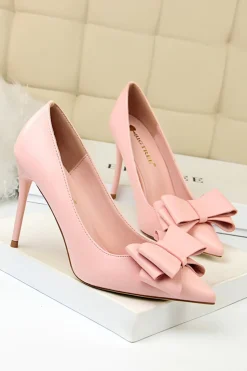 Saltos pontiagudos cor-de-rosa com arcos