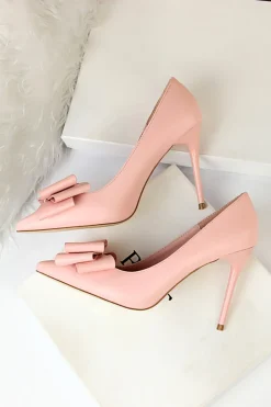 Saltos pontiagudos cor-de-rosa com arcos