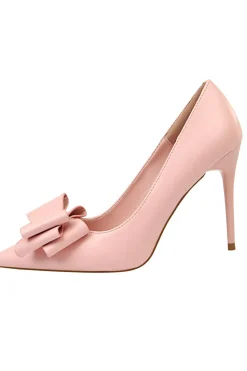 Saltos pontiagudos cor-de-rosa com arcos