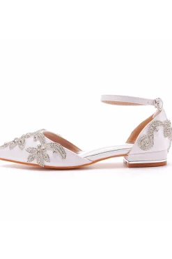 Sapatos de noiva brancos pontiagudos com missangas