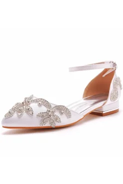 Sapatos de noiva brancos pontiagudos com missangas