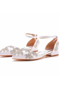 Sapatos de noiva brancos pontiagudos com missangas