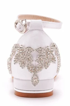 Sapatos de noiva brancos pontiagudos com missangas